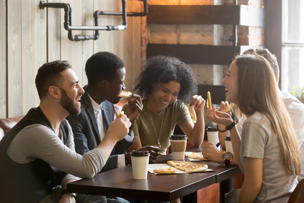 pessoas sendo impactadas por marketing digital para lanchonetes tomando café e conversando